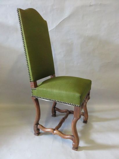 CHAISES Eight sheep bone chairs upholstered in green fabric and covered with a burgundy...