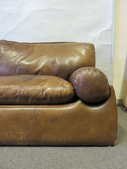 Canapé Large canapé deux places en cuir marron. 80x220x95 cm (mauvaise état)