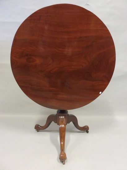 Table Table ronde à plateau basculant à pied tripode. 76x90 cm