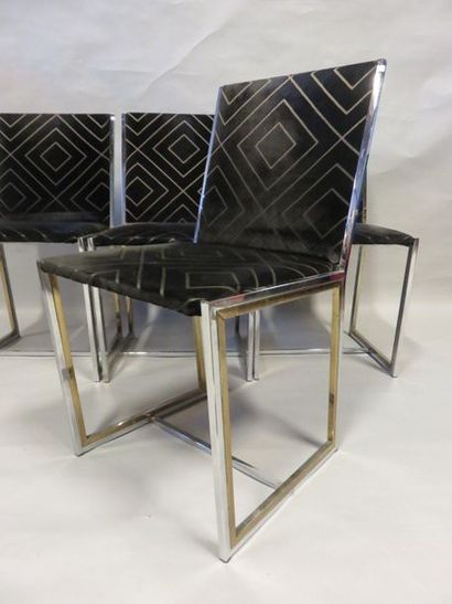 CHAISES Quatre chaises design en métal chromé et doré, garnies de velours noir.