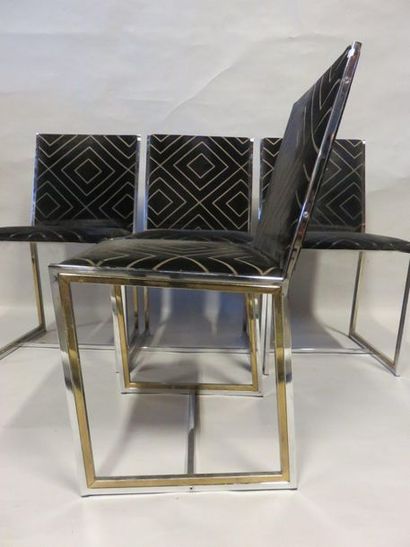 CHAISES Quatre chaises design en métal chromé et doré, garnies de velours noir.