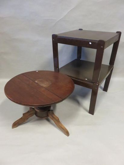 null Guéridon tripode (50x70 cm), deux tables basses modernes (46x61x65 cm), fauteuil...