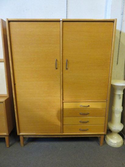 * Armoire Wardrobe with two doors and four drawers in light wood. 168x122x45 cm