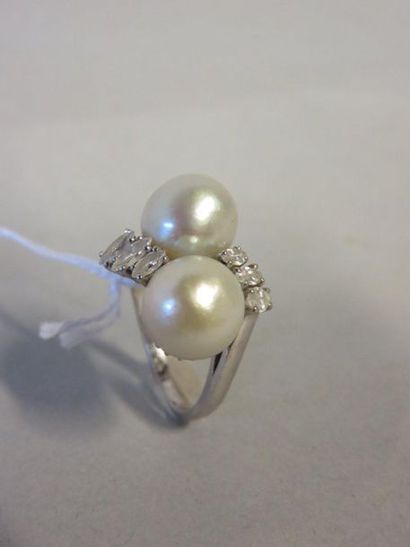 Bague White gold ring set with two large pearls and six small diamonds. 7 grs
