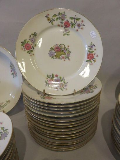 SERVICE White porcelain dinner service decorated with baskets and flower seeds (fèles)....