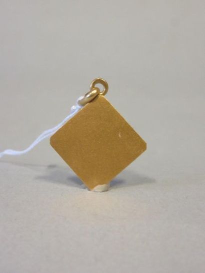 Pendentif Gold pendant in the shape of a square decorated with two rings. 2,5 gr...