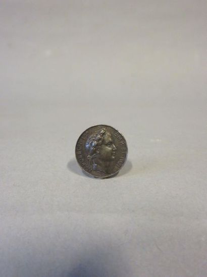 Médaille-pièce Petite médaille-pièce en argent au profil de Napoléon 1er datée 1810....