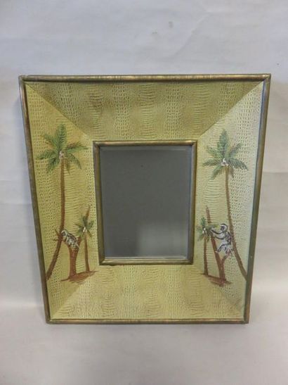 MIROIR Miroir à cadre peint à l'imitation du cuir. 80x70 cm