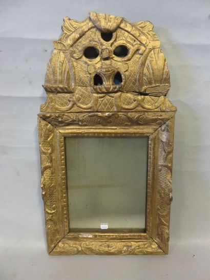 MIROIR Petit miroir ancien,à fronton, en bois doré et sculpté (accidents et manques)....