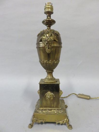 null Lampe en bronze et métal doré à décor de têtes de satyre. 41x14 cm