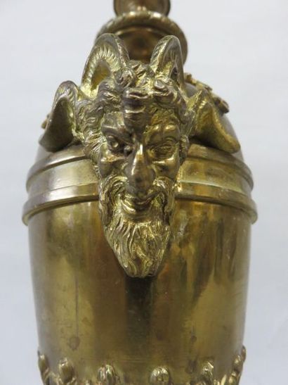 null Lampe en bronze et métal doré à décor de têtes de satyre. 41x14 cm