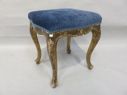 TABOURET Tabouret en bois doré garni de tissu bleu. Style Louis XV. 45x42x37 cm