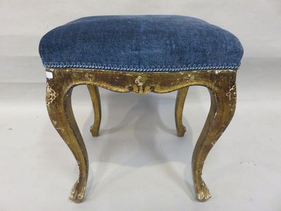 TABOURET Tabouret en bois doré garni de tissu bleu. Style Louis XV. 45x42x37 cm
