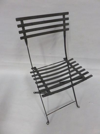 CHAISES Deux paires de chaises en métal, l'une pliante.