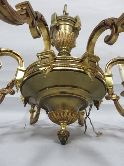 LUSTRE Lustre en bronze et métal doré à huit bras de lumière. 60x73 cm