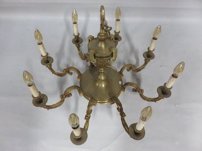 LUSTRE Lustre en bronze et métal doré à huit bras de lumière. 60x73 cm