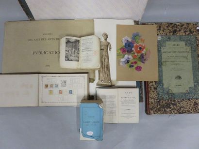 null Atlas, album de timbres, lot de reproductions des Amis des arts de Lyon, encyclopédie,...
