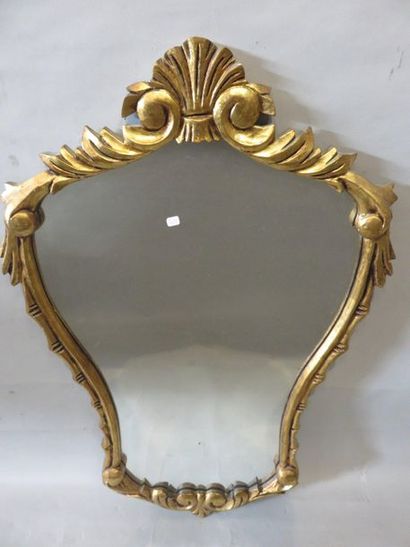 MIROIR Miroir en bois doré polylobé. 86,5x60 cm