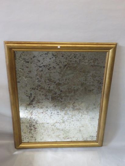 MIROIR Miroir en bois doré. 120x100 cm
