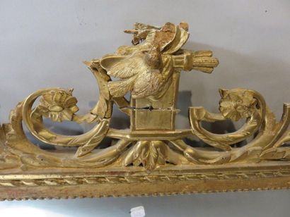 GLACE Glace ancienne en bois doré et sculpté de style Louis XVI (accidents et manques)....