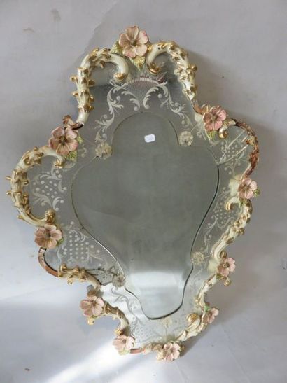 MIROIR Miroir polylobé à décor de fleurs polychromes en faïence (accidents et manques)....