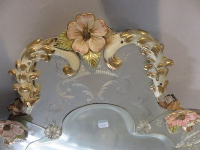 MIROIR Miroir polylobé à décor de fleurs polychromes en faïence (accidents et manques)....