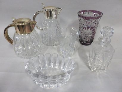 null Deux vases, une coupe, un flacon et deux carafes en cristal taillé (acc.).