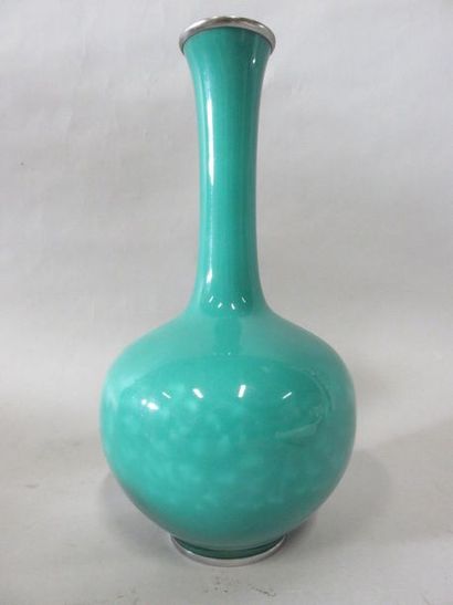 null Sept coupelles et deux vases (25 cm et 26 cm) en céramique chinoise.