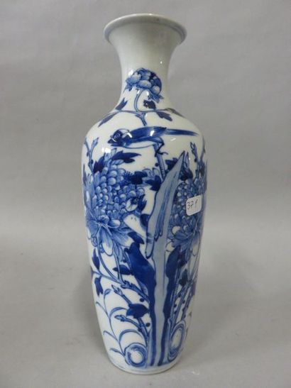 null Sept coupelles et deux vases (25 cm et 26 cm) en céramique chinoise.