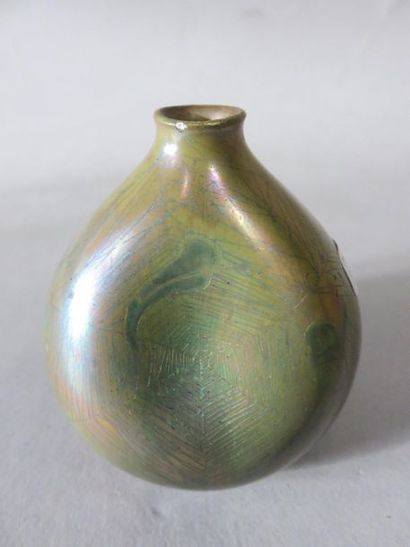 null Petit vase soliflore en céramique verte argentique. 6,5 cm