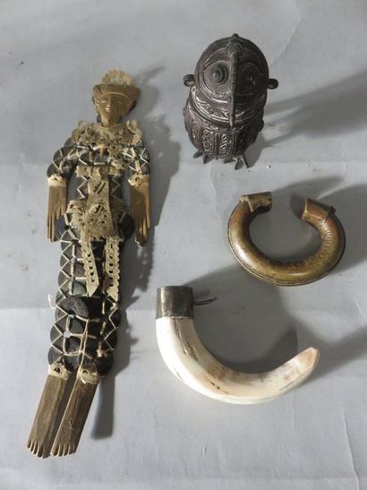 null Bracelet, corne, hiboux en métal et pantin en pièces tressées (32 cm).