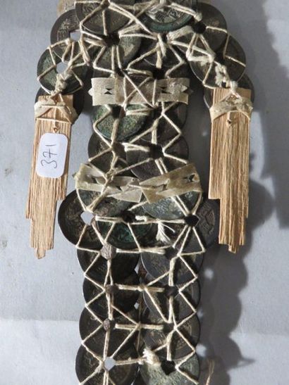 null Bracelet, corne, hiboux en métal et pantin en pièces tressées (32 cm).