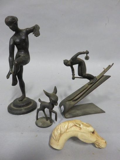 null Trois statuettes en métal "Skieur", "Faon" et "Femme nue" (18 cm) et pommeau...