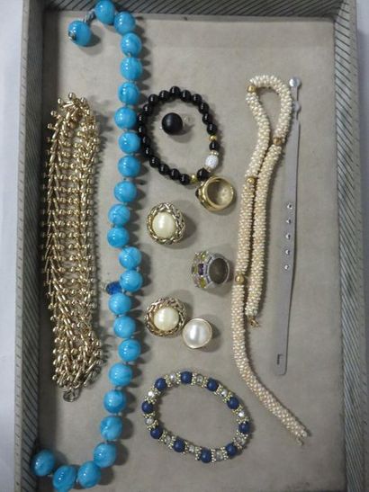 null Lot de bijoux de fantaisie : boucles d'oreilles, colliers, bracelets, bague...