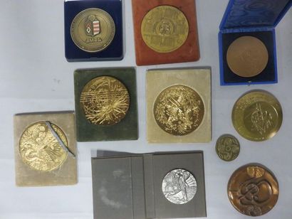 null Dix médailles commémoratives en bronze.