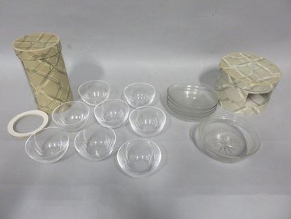 LALIQUE Huit bols en cristal Lalique (égrenures) et six coupelles en cristal.