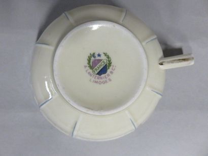 null Service à thé en porcelaine de Limoges Lanternier, crème à décor floral. 26...