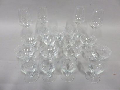 null Semi-crystal serving part handle, 15 pieces, and four crystal glasses.