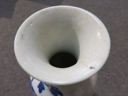 null Sept coupelles et deux vases (25 cm et 26 cm) en céramique chinoise.