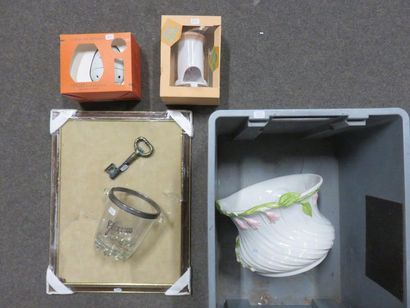 null Mixer handle, two perfume burners, ice bucket, key and earthenware pot cove...