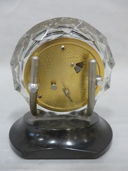 PENDULE Pendule Maak en verre, métal chromé et bakélite noire. 20x18 cm
