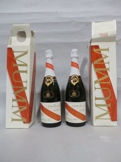 null Deux bouteilles de Champagne Mumm cordon rouge 1975. 75cl.