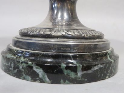 GALLIA Vase baluste en métal argenté à socle en marbre vert. 34,5 cm