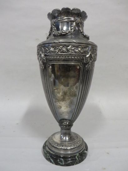 GALLIA Vase baluste en métal argenté à socle en marbre vert. 34,5 cm