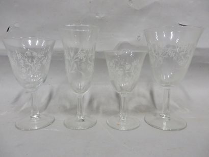 null Deux manettes de service de verres gravés de fleurettes. 47 pièces