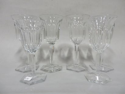 null Six verres en cristal de Baccarat. 17,5 cm (4) et 15,5 cm (2)