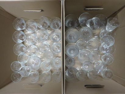 null Deux manettes de service de verres gravés de fleurettes. 47 pièces