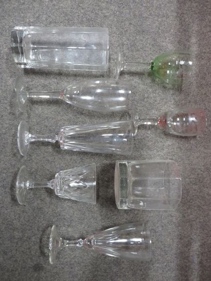 null Trois manettes de verres (verre ou cristal), coupes, cendriers, dessous de bouteilles...