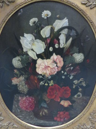 null "Bouquet de fleur", huile sur toile à vue ovale. (restaurations) 55x45,5 cm