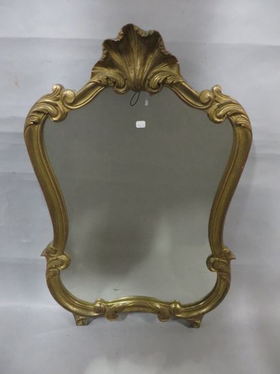 MIROIR Miroir polylobé en bois doré à décor de coquille. 72x47 cm